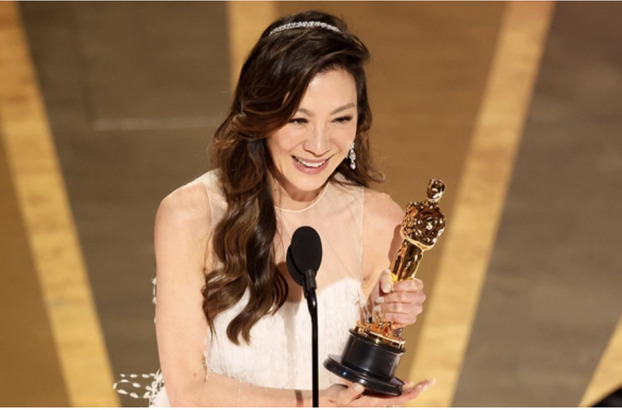 Dương Tử Quỳnh nhận tượng vàng Oscar Nữ diễn viên chính xuất sắc nhất ở tuổi 60. ( Ảnh: Variety)