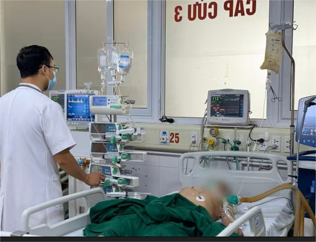 Bệnh nhân đang điều trị tích cực tại BV Bệnh Nhiệt đới Trung ương - ảnh: BVCC