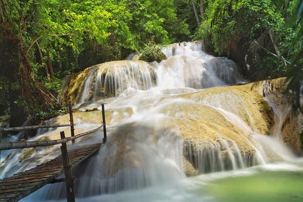 Dòng thác mát mẻ thu hút du khách vào mùa hè tại Pù Luông.