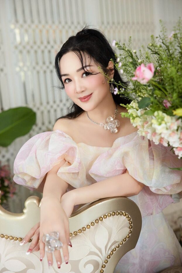 Cận cảnh nhan sắc như mới đôi mươi của Hoa hậu Giáng My. Cô có vẻ đẹp nữ tính, nước da trắng, gương mặt bầu bĩnh. 