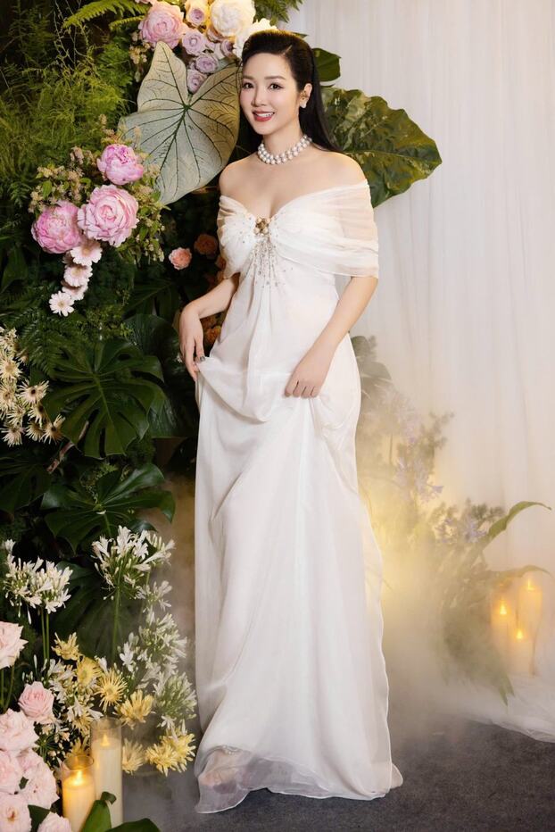 Giáng My sở hữu phong cách thời trang trẻ trung, thanh lịch, quyến rũ vừa đủ. 