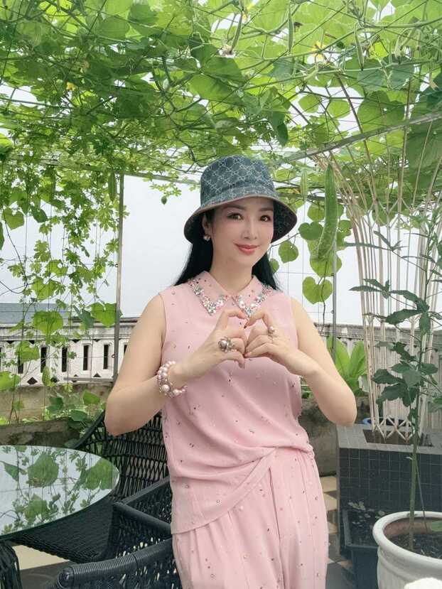 Hoa hậu Giáng My là người 33 năm nắm giữ vương miện chưa có ai kế nhiệm. Dù ngoài 50 tuổi nhưng cô vẫn duy trì sắc vóc trẻ trung khiến bao người ngưỡng mộ.
