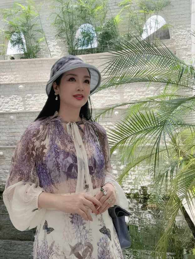 Giáng My sinh năm 1971 trong một gia đình có truyền thống nghệ thuật, bố là đạo diễn còn mẹ là giảng viên âm nhạc. Thập niên 1990, cô trở thành diễn viên, người mẫu và là một trong những 