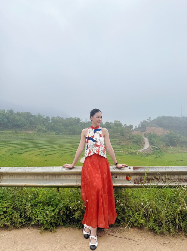 Người đẹp lựa chọn trang phục áo yếm truyền thống để tham gia 