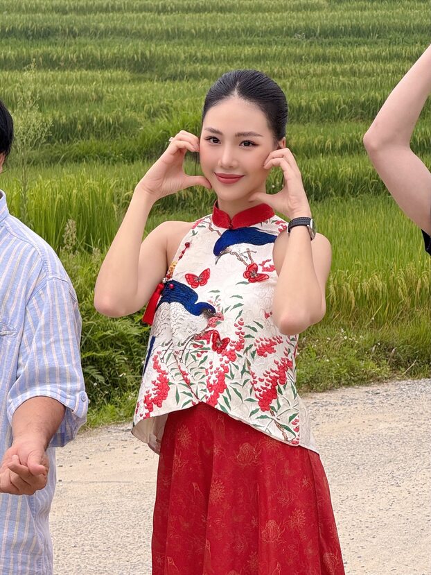 Nhan sắc nổi bật của Hoa hậu Bùi Quỳnh Hoa tại Pù Luông (Thanh Hóa).