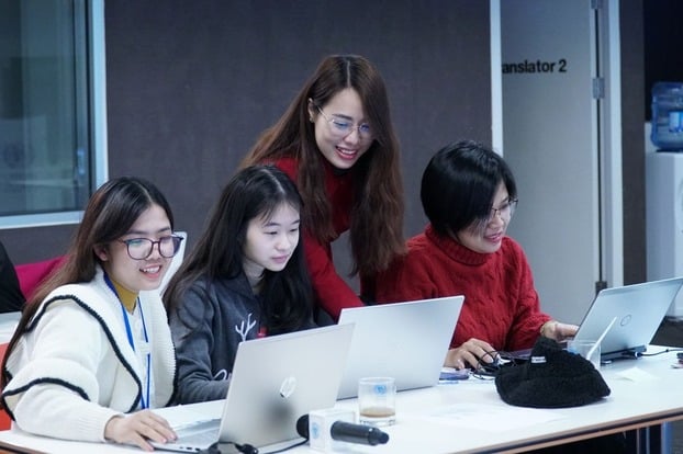 Các học viên của Chương trình đào tạo Empower Her Tech - Nâng cao kỹ năng số cho phụ nữ trẻ khởi nghiệp. Ảnh: Báo Nhân Dân