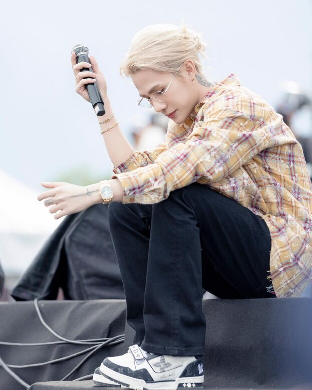 Dù lên đồ đơn giản nhưng Jack-J97 thu hút nhờ làn da trắng như phát sáng. Anh chọn outfit tối giản nhưng không hề rẻ. Jack-J97 kết hợp giày thể thao hiệu Louis Vuitton với áo sơ mi kẻ, quần jean và đồng hồ đắt đỏ.