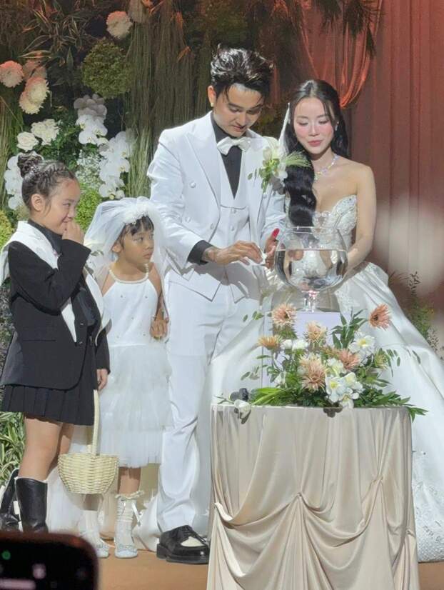Đạt G và Cindy Lư cắt máu thề trong đám cưới. Ảnh: Facebook nhân vật.
