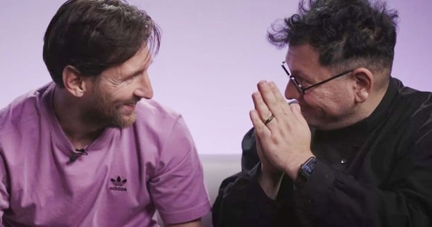 Huyền thoại bóng đá Lionel Messi (trái) và nghệ sĩ truyền thông Refik Anadol đang hợp tác thực hiện một tác phẩm nghệ thuật sẽ được Christie’s đấu giá để gây quỹ từ thiện.