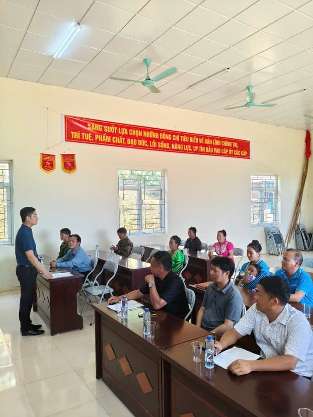 PGS.TS Đoàn Văn Trường thăm và lắng nghe ý kiến của Ban quản lý và bà con nhân dân tại bản Hua Pù (Ảnh: NVCC)