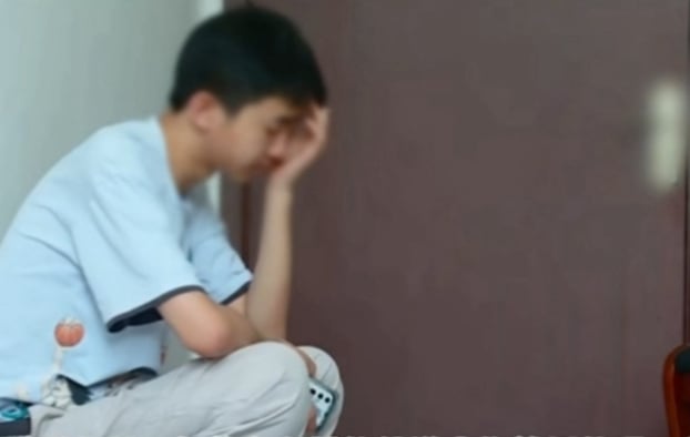 Xiaokai không thể về nhà vì điểm thi đại học không đáp ứng kỳ vọng của bố mẹ. (Ảnh: Baidu)