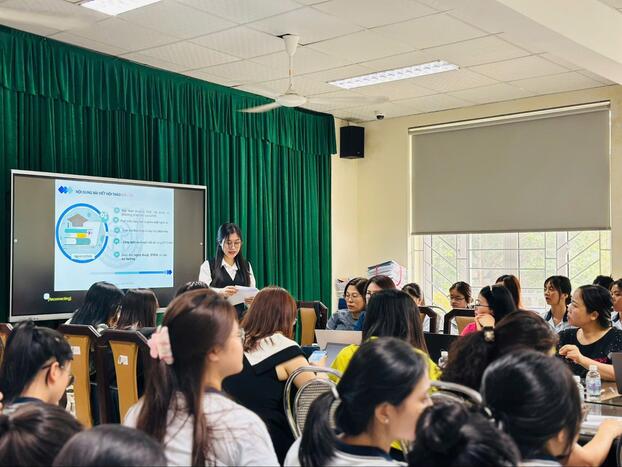 Tiến sĩ Đặng Út Phượng trong buổi hội thảo với chủ đề:  