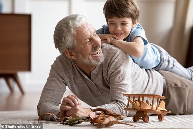 Các nghiên cứu gần đây cho thấy con người không lão hóa dần dần mà trải qua ba giai đoạn lão hóa rõ rệt trong đời. Tuy nhiên, các chuyên gia tin rằng chúng ta có thể làm chậm quá trình này.