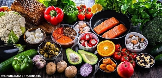Tiến sĩ Ali, chuyên gia về tuổi thọ, chia sẻ: “Để bảo vệ não bộ, cần bắt đầu từ việc cải thiện lưu thông máu và nên áp dụng chế độ ăn Địa Trung Hải với dầu ô liu, các loại đậu cùng rau củ đầy màu sắc”.