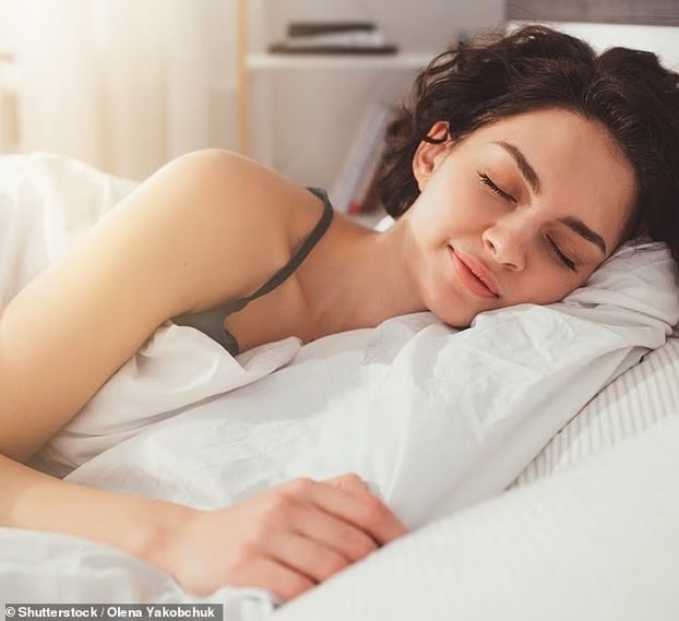 Tiến sĩ Ali cũng nhấn mạnh: “Một cách hiệu quả để trẻ hóa là ngủ đủ từ 7 đến 9 tiếng mỗi đêm với giấc ngủ chất lượng”.