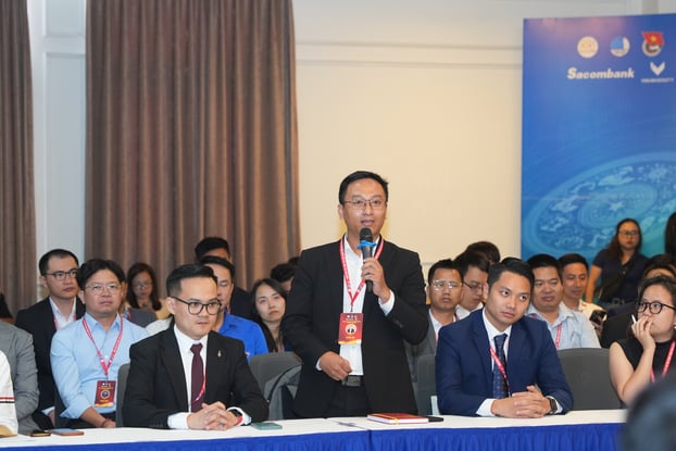 Các trí thức trẻ Việt ở nước ngoài đóng góp ý kiến.