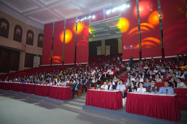 Hơn 500 đại biểu tại Lễ khai mạc Diễn đàn Trí thức trẻ Việt Nam toàn cầu lần thứ 6 - 2025, hội tụ để kết nối trí tuệ, thúc đẩy trí tuệ nhân tạo và phát triển bền vững cho kỷ nguyên mới.