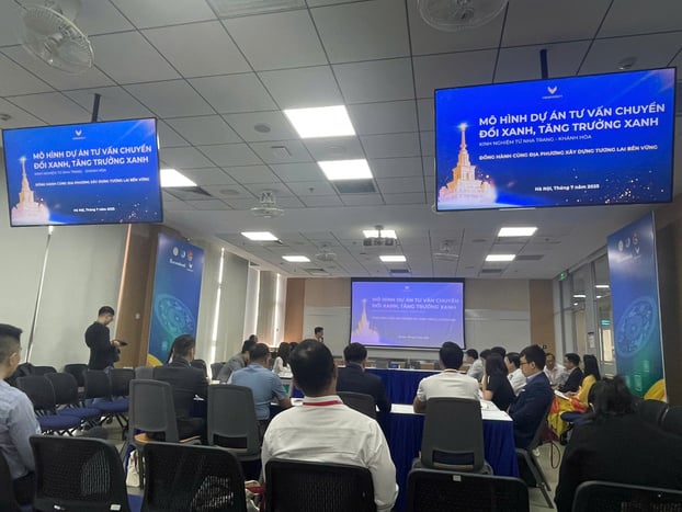 Nhóm nội dung 2: Khởi nghiệp Đổi mới sáng tạo gắn với kinh tế xanh và phát triển bền vững tập trung vào các giải pháp kết nối tinh thần khởi nghiệp của giới trẻ với các mục tiêu phát triển kinh tế bền vững và thân thiện với môi trường. Phiên thảo luận do Tiến sĩ Phạm Huy Hiệu điều phối, quy tụ nhiều nhà sáng lập trẻ, chuyên gia đổi mới sáng tạo trong và ngoài nước.
