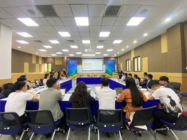Tại Diễn đàn Trí thức trẻ Việt Nam toàn cầu lần thứ VI – 2025, nhóm nội dung 4 tập trung vào chủ đề “Phát triển nền tảng văn hóa, giáo dục trong kỷ nguyên mới”. Các đại biểu đã thảo luận về vai trò của văn hóa và giáo dục trong việc định hình con người số, xây dựng bản sắc trong hội nhập, và nâng cao chất lượng nguồn nhân lực.
