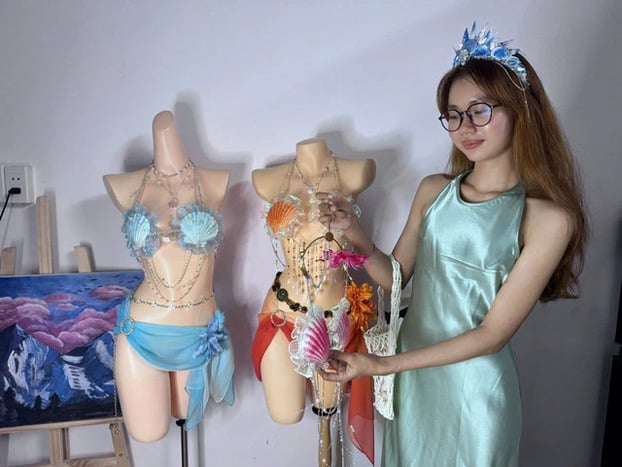 Ngọc Nguyên bên những thiết kế thời trang của chính mình (Ảnh: NVCC cho truyền thông) 