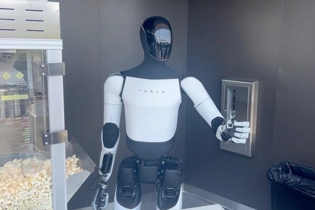 Robot hình người Optimus của Tesla xuất hiện để chào khách và phát bắp rang miễn phí.