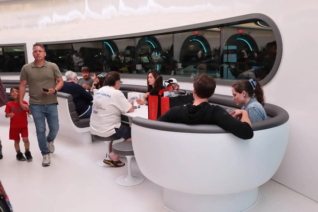 Tesla Diner được mô tả là một trải nghiệm mang phong cách tương lai kết hợp hoài cổ.