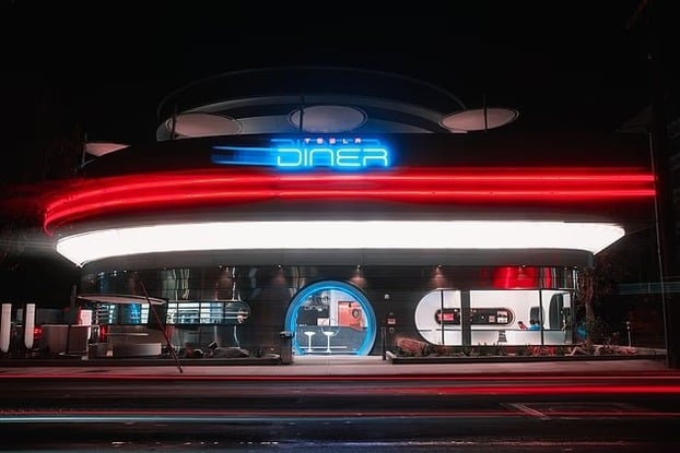 Nhà hàng Tesla Diner tọa lạc tại Hollywood, Los Angeles (Mỹ), mang phong cách “tương lai - hoài cổ” kết hợp quán ăn và trạm sạc xe.