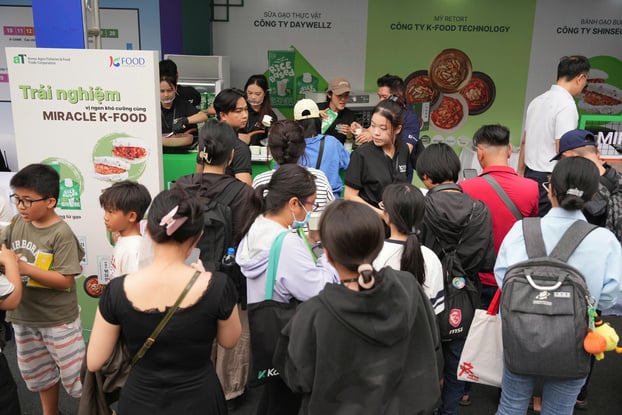 Người dân hào hứng được trải nghiệm các sản phẩm tại gian hàng aT