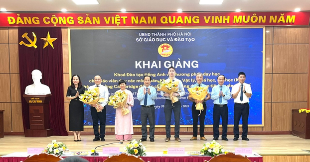 Lãnh đạo Sở GD-ĐT Hà Nội tặng hoa đại diện đơn vị đối tác và học viên.
