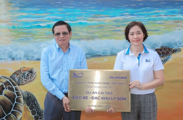 Bà Dương Hoàng Liên đại diện nhà tài trợ bàn giao công trình cho địa phương