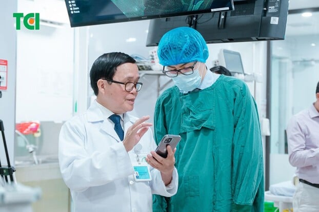  TTƯT.PGS.TS.BS Vũ Văn Khiên và PGS.TS.BS Masashi Misawa thảo luận trong phiên thực hành tại hội thảo khoa học (Ảnh: TCI)