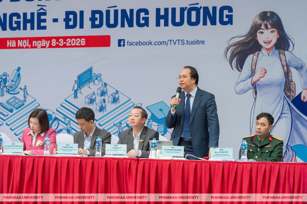 PGS-TS Nguyễn Phú Khánh, Phó Tổng Giám đốc Đại học Phenikaa, trong một chương trình tư vấn tuyển sinh