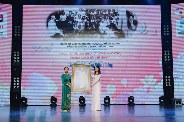 TS Nguyễn Thị Tình - Nguyên Giám đốc Bảo tàng Hồ Chí Minh tặng Trường Đại học Thăng Long bức ảnh Chân dung Chủ tịch Hồ Chí Minh được chế tác từ lá sen.