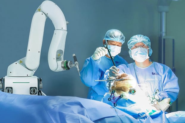 Bác sĩ đang dùng robot AI Cuvis-Joint phẫu thuật thay khớp cho người bệnh. Ảnh: Bệnh viện Tâm Anh  