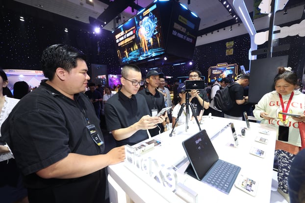 Các bạn trẻ trải nghiệm công nghệ tại TECHWORLD 2026