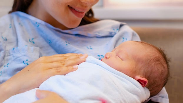 Sữa mẹ bị tích tụ trong bầu ngực dễ khiến mẹ bị tắc sữa.