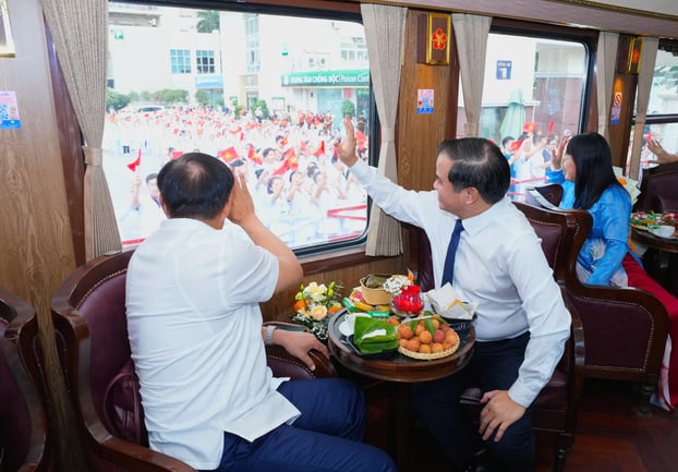 Khoảnh khắc y bác sĩ Bệnh viện Bạch Mai đứng vẫy chào đoàn tàu gây xúc động