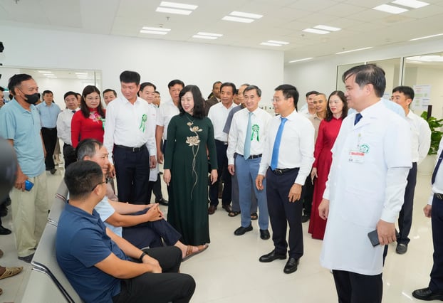 Phó Thủ tướng Nguyễn Văn Thắng cùng lãnh đạo Bộ Y tế thăm hỏi người dân
