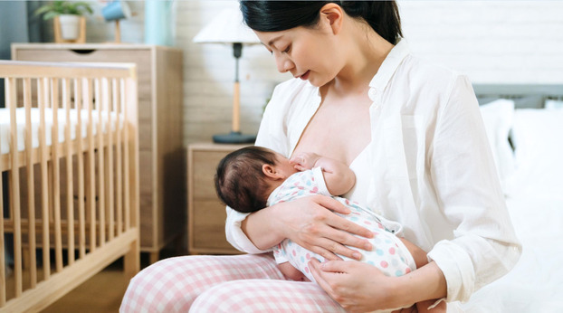 Cho bé bú đúng tư thế để giảm nguy cơ tắc sữa.