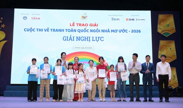 Ban Tổ chức vinh danh và trao quà cho 10 em nhỏ đạt Giải Nghị lực tại Cuộc thi