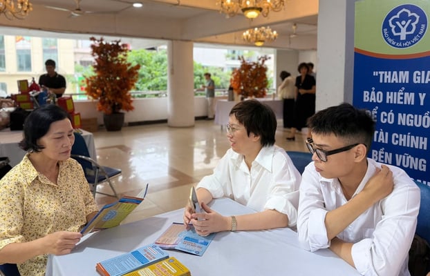Bộ Y tế sẽ nghiên cứu đề xuất miễn phí BHYT cho người từ 60 tuổi. Ảnh minh hoạ