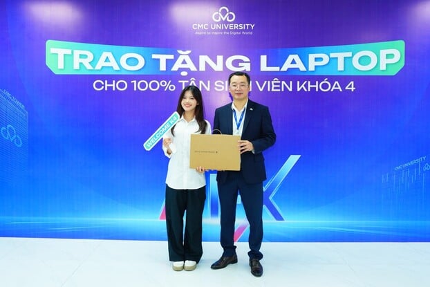Trường ĐH CMC trao tặng laptop cho sinh viên