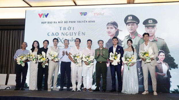 Các nghệ sĩ trong buổi ra mắt phim chiều 1-7
