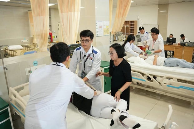 Sinh viên Y khoa HIU trong giờ thực hành lâm sàng dưới sự hướng dẫn của giảng viên