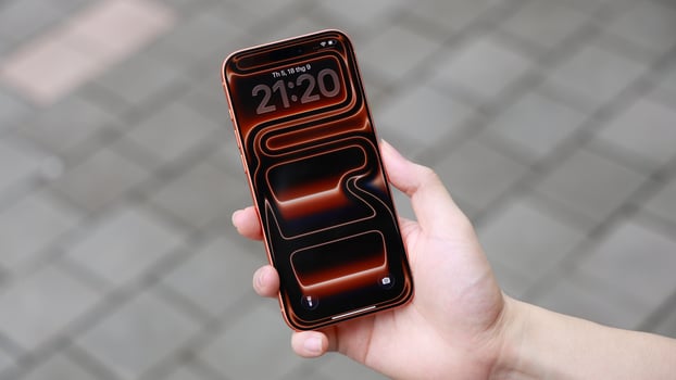 Thiết kế iPhone hiện đại khiến nhu cầu sạc gọn khi di chuyển ngày càng phổ biến.