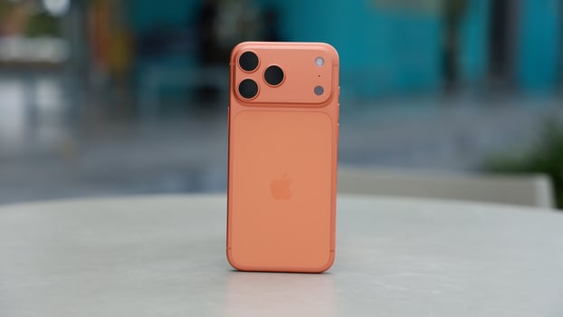 Người dùng nên cân nhắc thói quen cầm nắm trước khi chọn phụ kiện sạc gắn lưng.