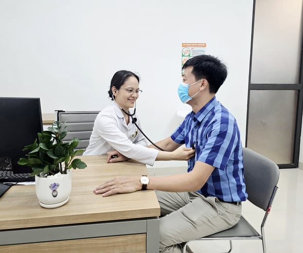 Người dân được bác sĩ thăm khám tại Bệnh viện Bạch Mai cơ sở Ninh Bình. Ảnh: Nguyên Hà