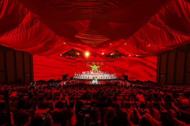 Chương trình được thiết kế theo mô hình Immersive Theatre (sân khấu nhập vai), kết hợp đồng thời 12 công nghệ và hiệu ứng trình diễn, tạo nên trải nghiệm thị giác đa tầng cho khán giả