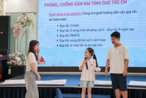 Học sinh diễn kịch để học về quy tắc 3 bước an toàn