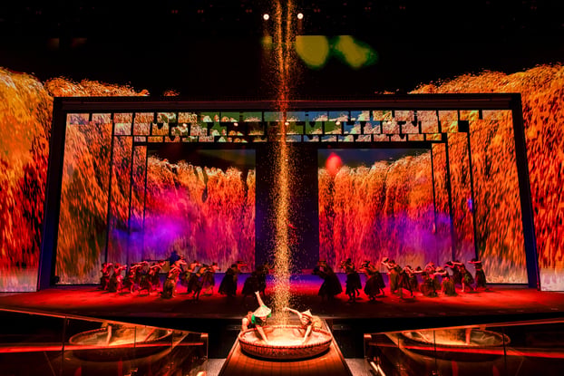Chương trình được thiết kế theo mô hình Immersive Theatre (sân khấu nhập vai), kết hợp đồng thời 12 công nghệ và hiệu ứng trình diễn, tạo nên trải nghiệm thị giác đa tầng cho khán giả